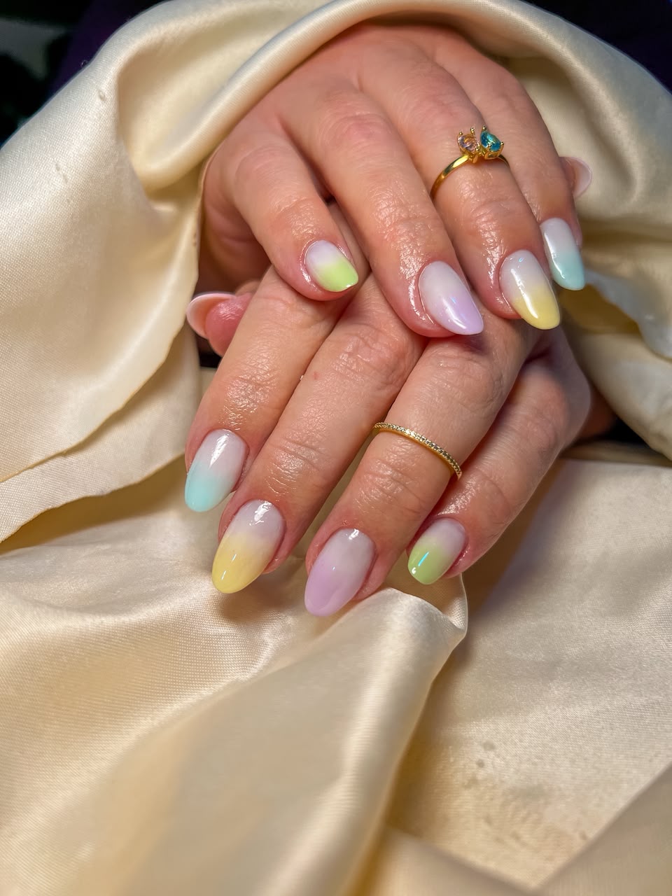 Unhas em tons pastel com acabamento brilhante