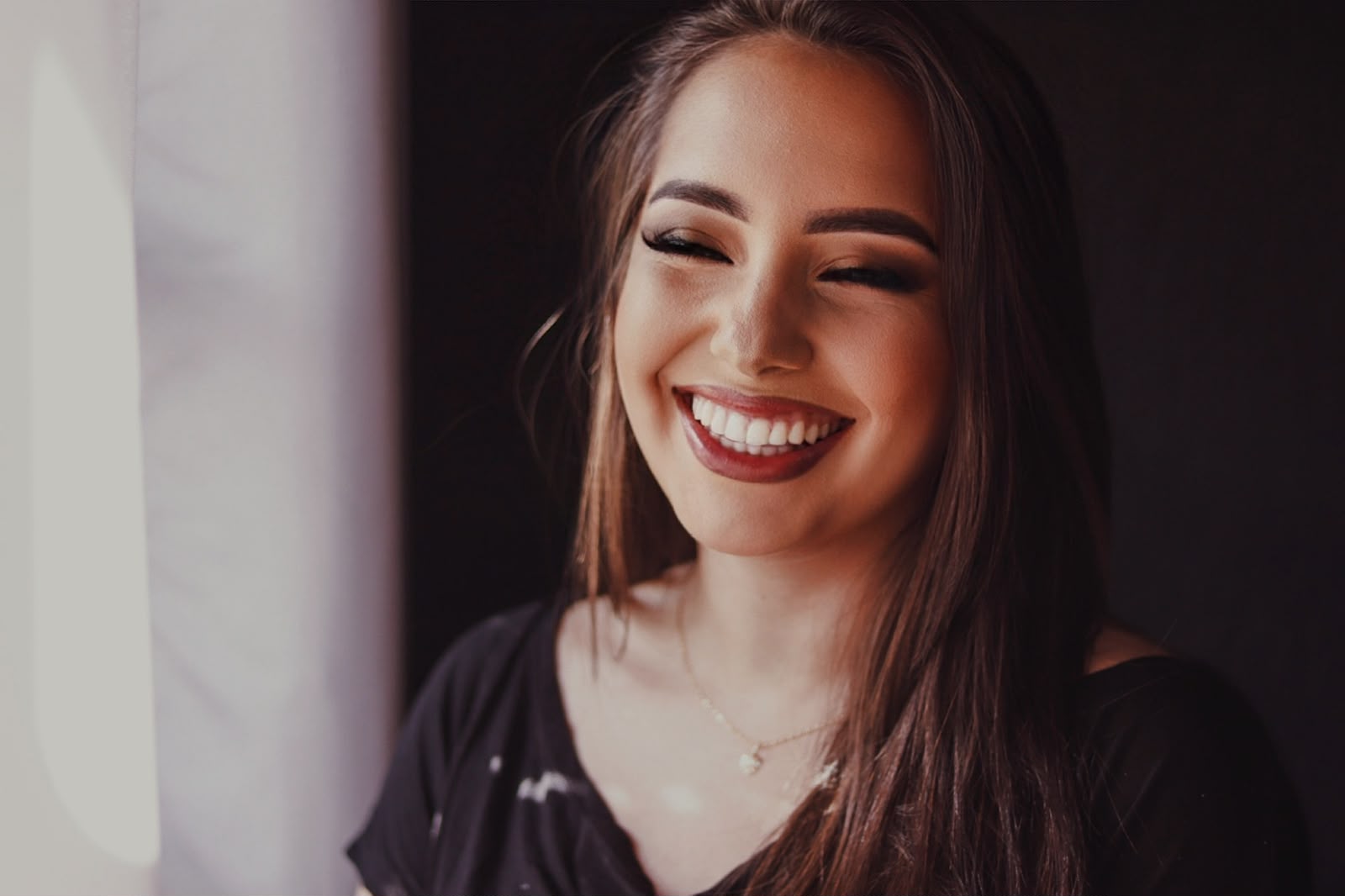 Ísis Paida sorrindo, em um retrato profissional