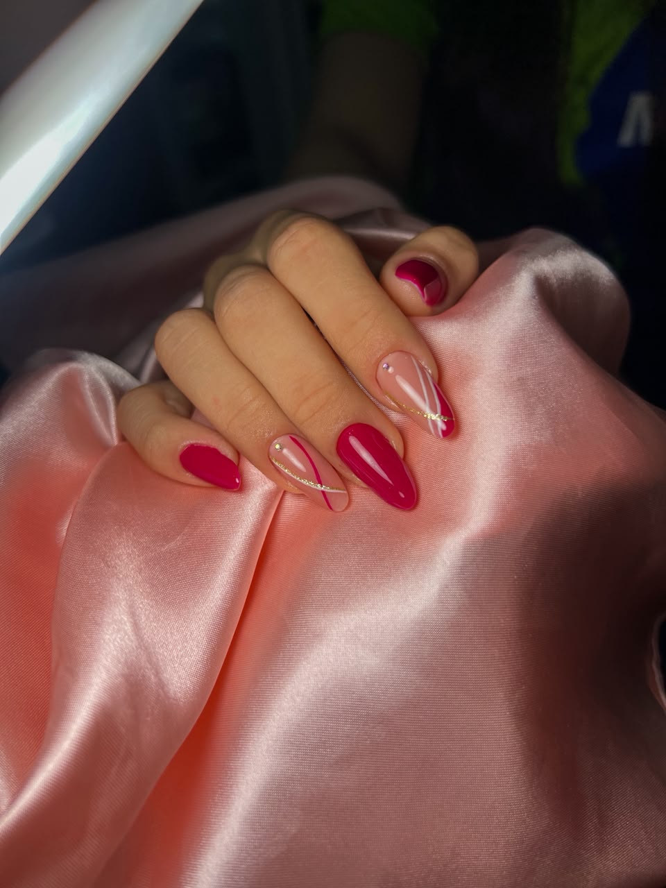Nail art vermelha com detalhes delicados
