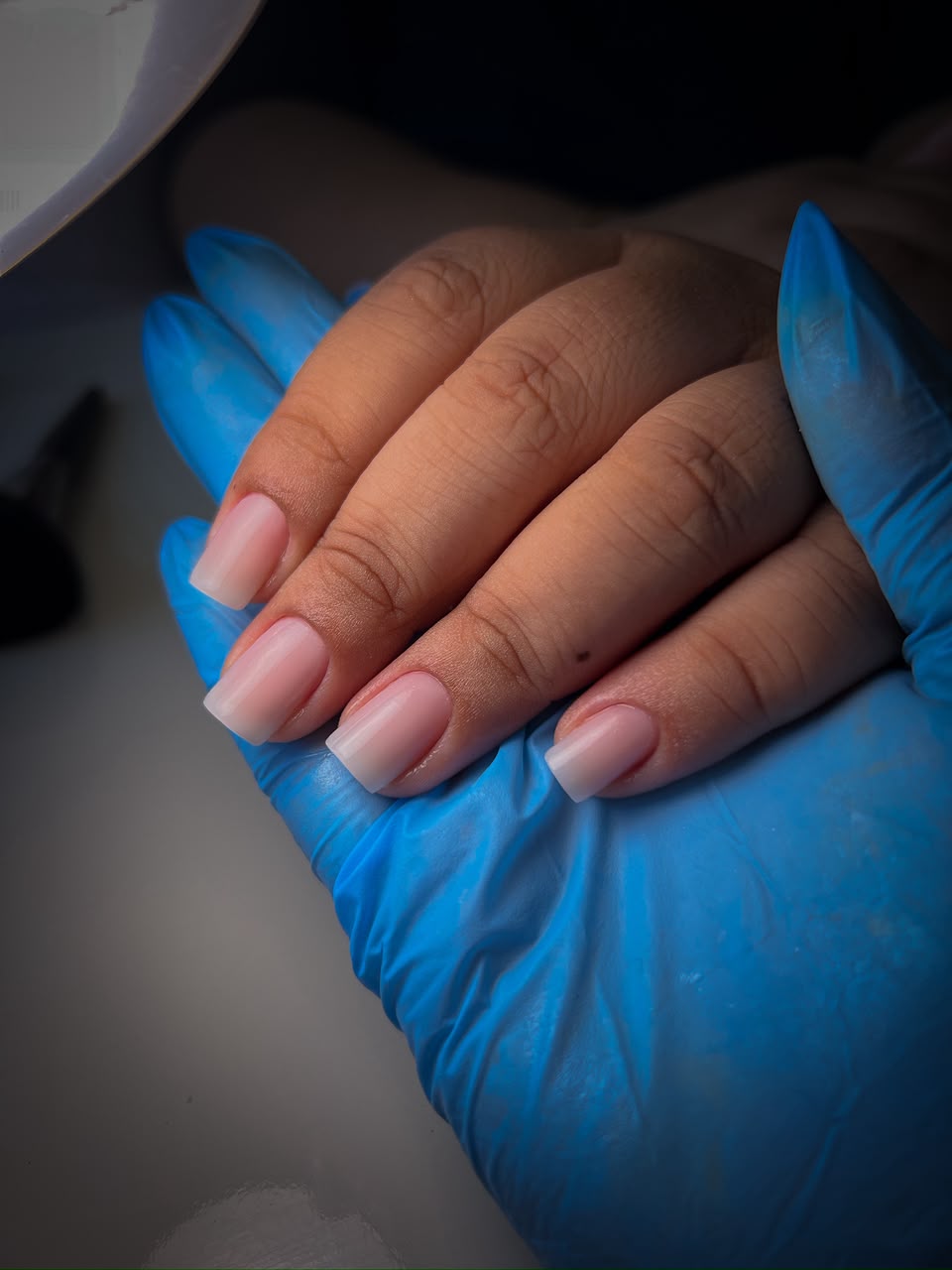 Unhas naturais durante um procedimento cuidadoso