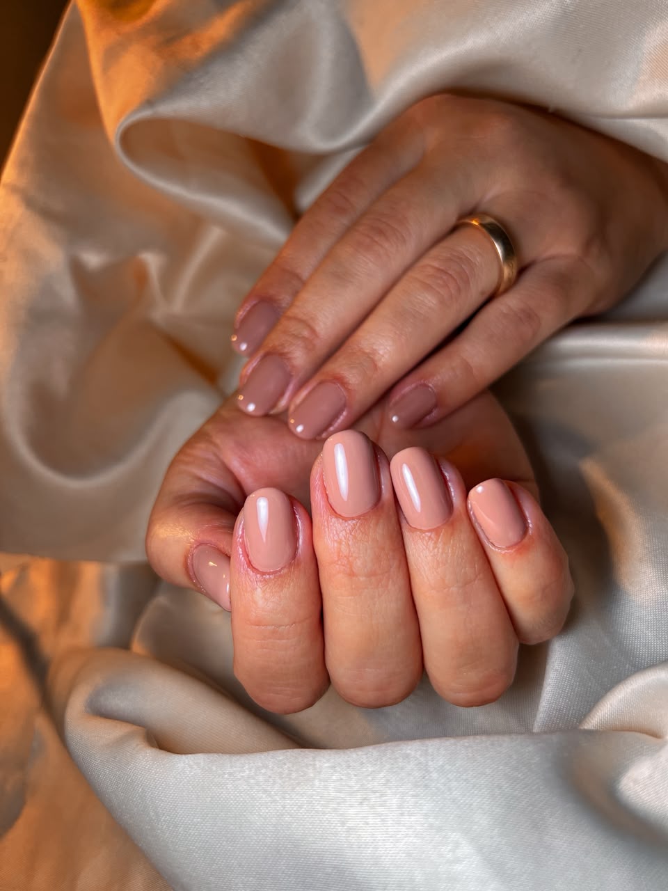 Unhas naturais com esmaltação nude brilhante