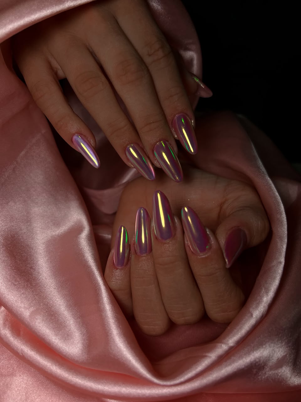 Unhas alongadas com acabamento cromado brilhante